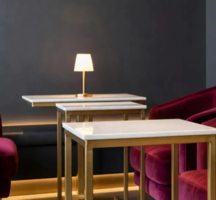 Elegáns lounge enteriőr matt fekete és mélyzöld részletekkel